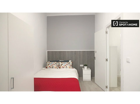 Cozy room in 10-bedroom apartment in Malasanña, Madrid - For Rent