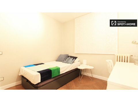 Cozy room in 13-bedroom apartment in Justicia, Madrid - For Rent