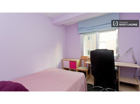 Przytulny pokój w apartamencie z 3 sypialniami w… - Do wynajęcia