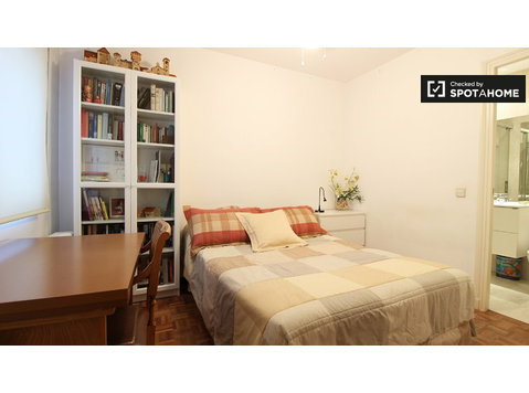 Hortaleza, Madrid'de 3 yatak odalı dairede rahat oda - Kiralık