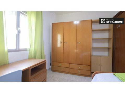 Gemütliches Zimmer in einer 4-Zimmer-Wohnung in… - Zu Vermieten