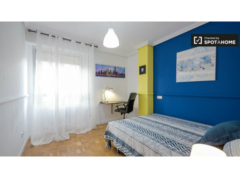 Przytulny pokój w apartamencie z 5 sypialniami w Alcalá De… - Do wynajęcia