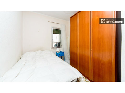 Cozy room in 5-bedroom apartment in Embajadores, Madrid - For Rent
