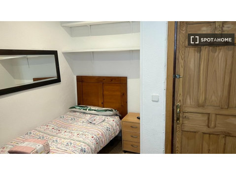 Gemütliches Zimmer in einer 5-Zimmer-Wohnung in Malasaña,… - Zu Vermieten