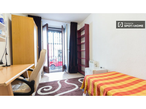 Madrid, Malasaña'daki 5 yatak odalı dairede rahat oda - Kiralık