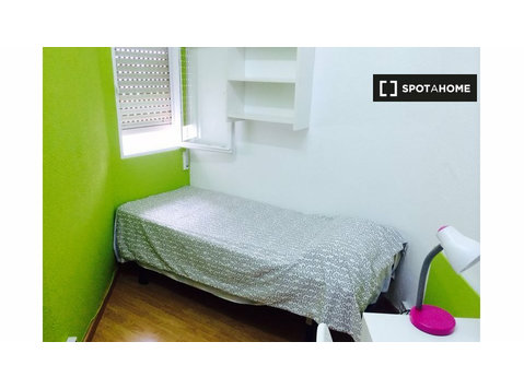 Malasaña, Madrid'de 6 yatak odalı dairede rahat oda - Kiralık