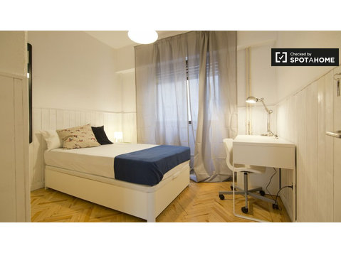 Przytulny pokój w 6-pokojowym apartamencie w Nueva España w… - Do wynajęcia