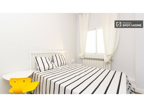 Cozy room in 6-bedroom apartment in Salamanca, Madrid - 	
Uthyres