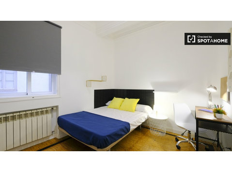 Chambre confortable dans un appartement de 7 chambres à… - À louer