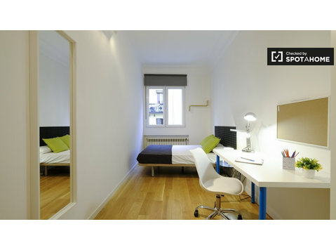 Gemütliches Zimmer in 7-Zimmer-Wohnung in Argüelles, Madrid - Zu Vermieten