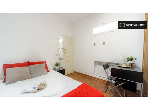 Cozy room in 8-bedroom apartment in La Latina, Madrid - Под наем