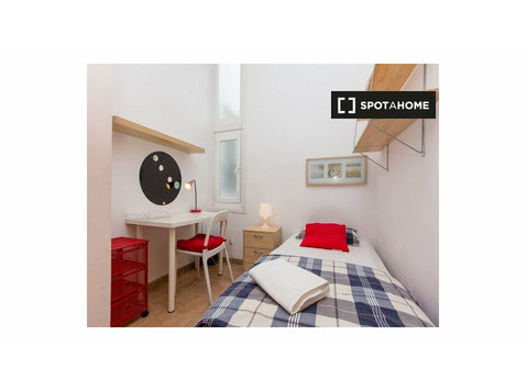 Lavapiés, Madrid'deki 8 yatak odalı dairede rahat oda -… - Kiralık