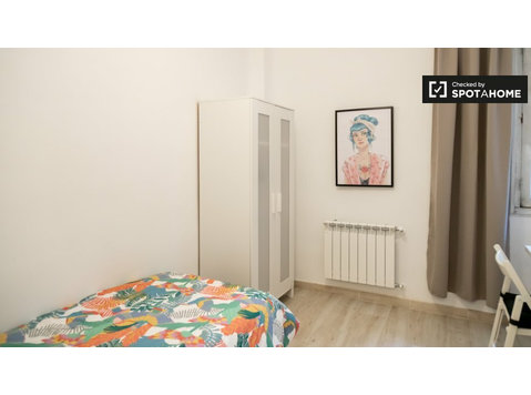 Acogedora habitación en apartamento de 8 dormitorios en… - Alquiler