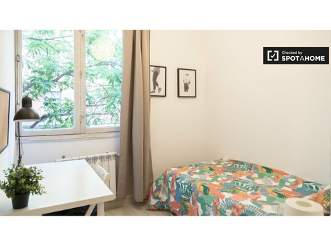 Quarto acolhedor em apartamento de 8 quartos em Moncloa,… - Aluguel