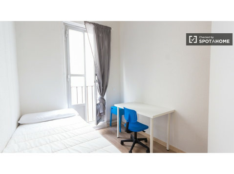 Cozy room in 8-bedroom apartment in Puerta del Sol, Madrid - For Rent