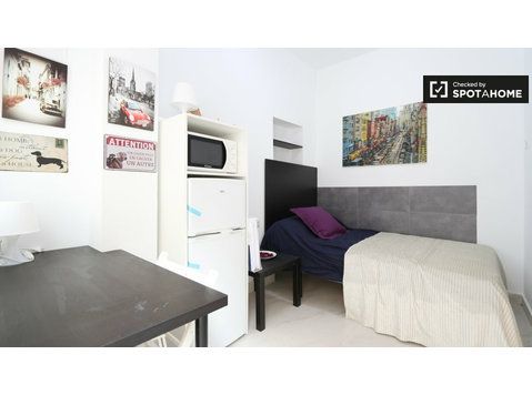 Cozy room in 8-bedroom apartment in Usera, Madrid - Disewakan