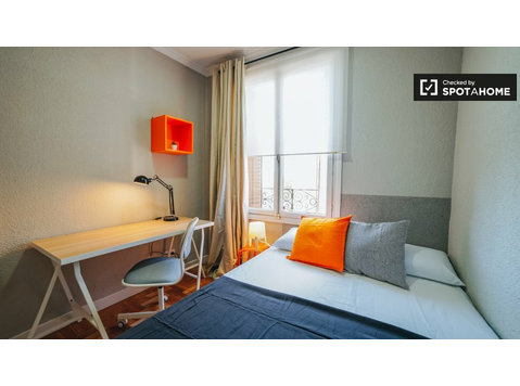 Camera accogliente in un appartamento con 15 camere da… - In Affitto