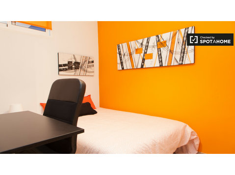 Przytulny pokój we wspólnym mieszkaniu w Alcalá de Henares - Do wynajęcia