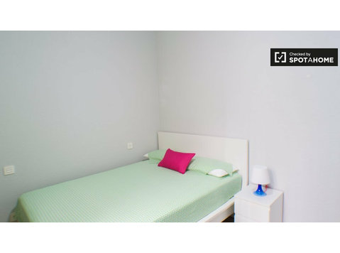 Chambre confortable dans un appartement partagé à Chamberí,… - À louer