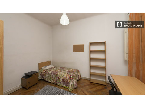 Chamberí, Madrid ortak dairesinde rahat oda - Kiralık