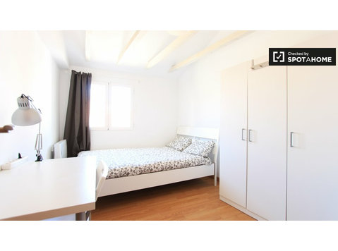 Cozy room in shared apartment in Puerta del Sol, Madrid - For Rent