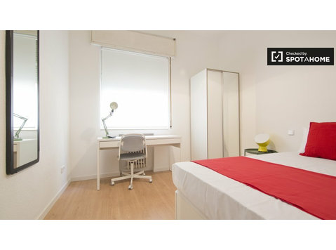 Ładny pokój w 10-pokojowym apartamencie w Moncloa w Madrycie - Do wynajęcia