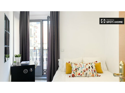 Decorated room in 11-bedroom apartment in Sol, Madrid - کرائے کے لیۓ