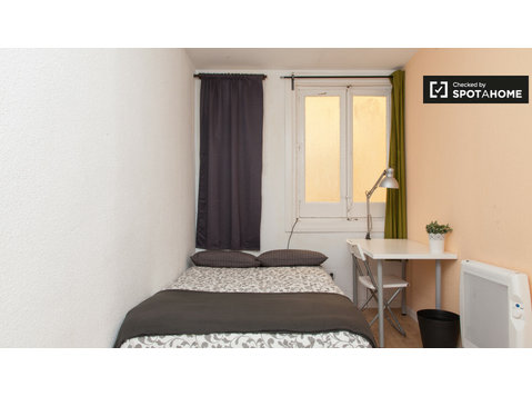 Sol, Madrid'de 12 yatak odalı dairede dekore edilmiş oda - Kiralık