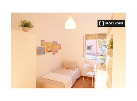 Decorated room in 3-bedroom apartment in Carabanchel, Madrid - Vuokralle