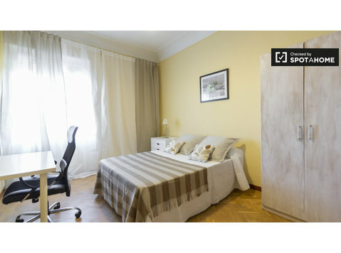 Camera decorata in appartamento con 5 camere da letto a… - In Affitto