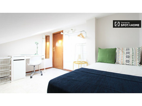 Dekoriertes Zimmer in 6-Zimmer-Wohnung in Guindalera, Madrid - Zu Vermieten