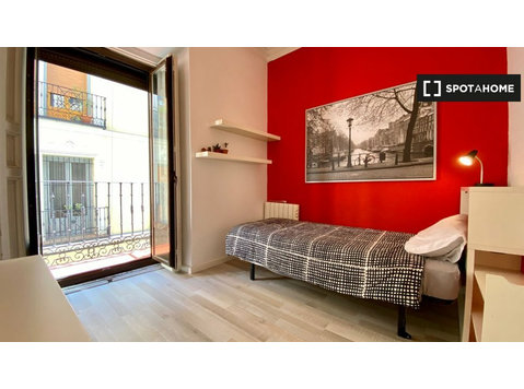 Madrid, Lavapiés'te 7 yatak odalı dairede dekore edilmiş oda - Kiralık