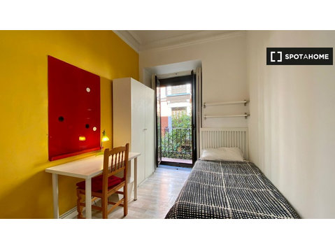 Decorated room in 7-bedroom apartment in Lavapiés, Madrid - Аренда