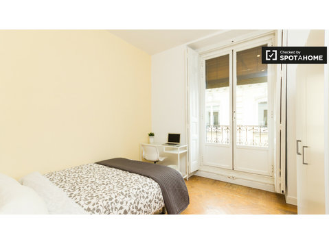 Dekoriertes Zimmer in 9-Zimmer-Wohnung in La Latina, Madrid - Zu Vermieten