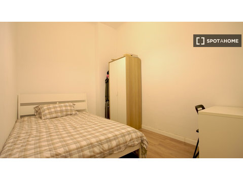 Camera decorata in appartamento con 9 camere da letto a… - In Affitto