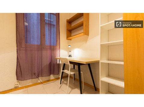 Chambre décorée dans un appartement partagé à Moncloa,… - À louer