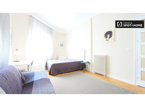 Dekoriertes Zimmer in einer Wohngemeinschaft in Salamanca,… - Zu Vermieten