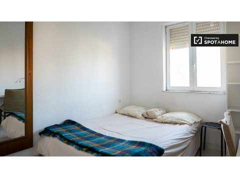 Delightful room for rent in 4-bedroom apartment in Aluche - Te Huur