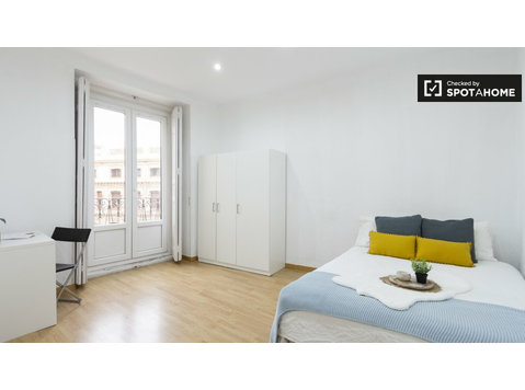 Double room for rent, 5-bedroom apartment, La Latina, Madrid - เพื่อให้เช่า