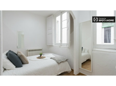Double room for rent, 5-bedroom apartment, La Latina, Madrid - Под Кирија