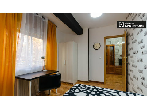 Double room for rent, 6-bedroom apartment, Alcalá de Henares - Izīrē