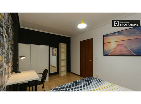Double room for rent, 6-bedroom apartment, Alcalá de Henares - For Rent