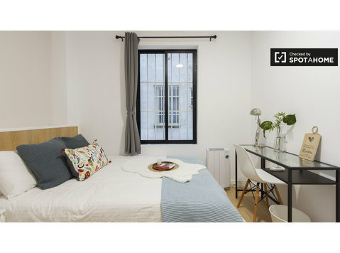 Double room for rent, 8-bedroom apartment, Argüelles, Madrid - Под Кирија