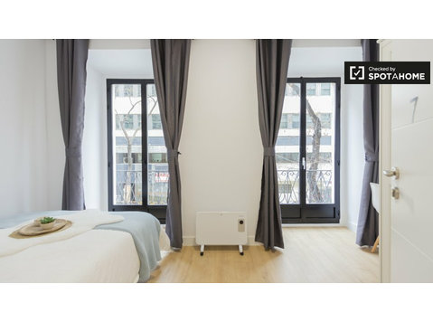 Double room for rent, 8-bedroom apartment, Argüelles, Madrid - برای اجاره