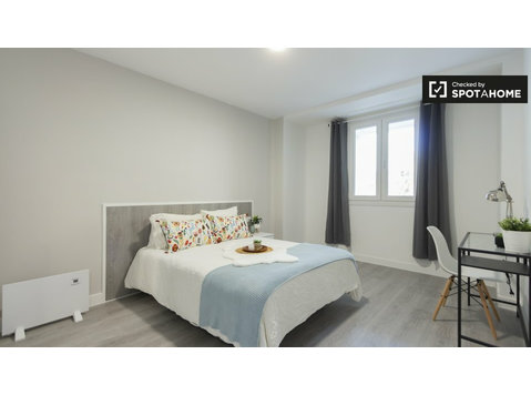 Double room for rent, 8-bedroom apartment, Atocha, Madrid - Til leje