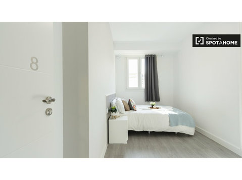 Double room for rent, 8-bedroom apartment, Atocha, Madrid - Аренда