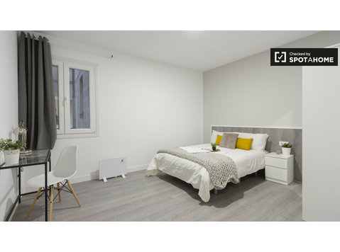 Double room for rent, 8-bedroom apartment, Atocha, Madrid - Aluguel