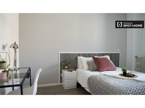 Doppelzimmer zu vermieten, 8-Zimmer-Wohnung, Delicias,… - Zu Vermieten
