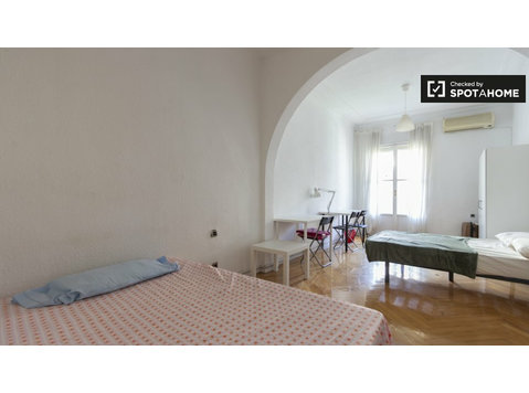 Doppelzimmer zu vermieten in 8-Zimmer-Wohnung in Moncloa - Zu Vermieten