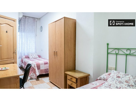 Pokój dwuosobowy w apartamencie z 5 sypialniami w Tetuán,… - Do wynajęcia